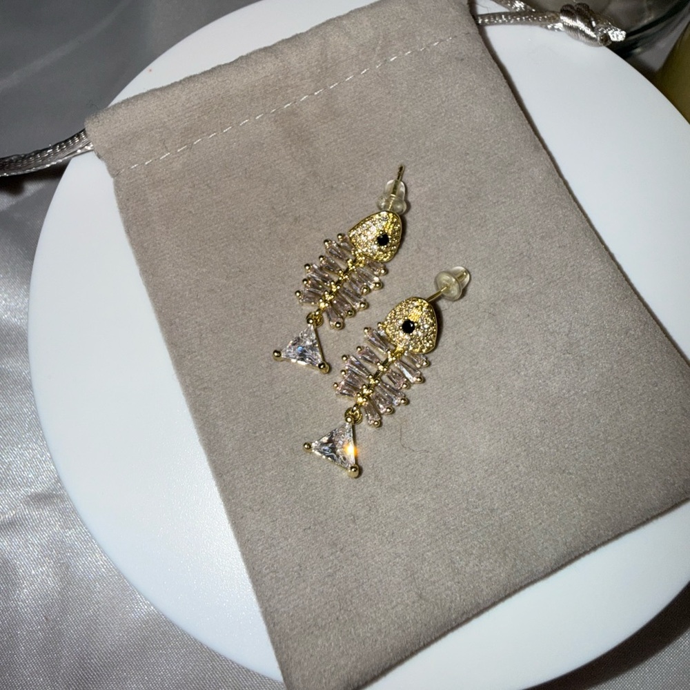 New - Fishbone Pendant Drop Earrings - Picture 4 of 4